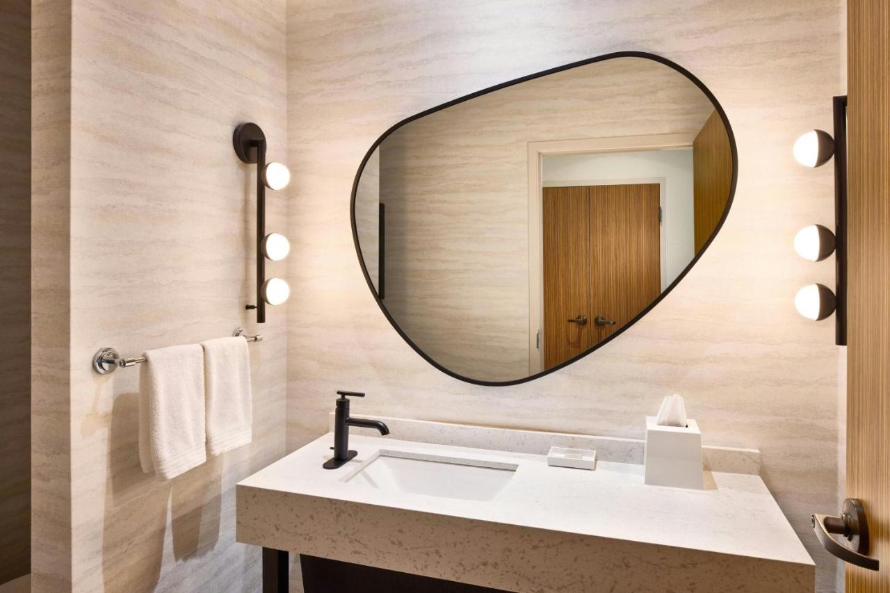 | Renaissance Phoenix Glendale Hotel & Spa