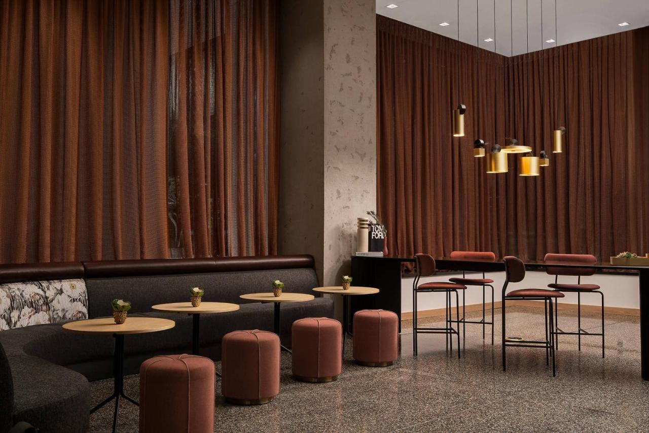| Renaissance Milwaukee West Hotel