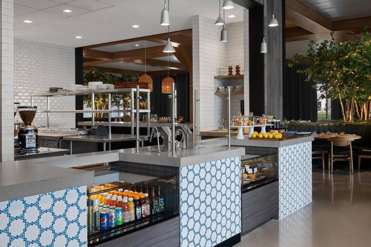 | Renaissance Milwaukee West Hotel