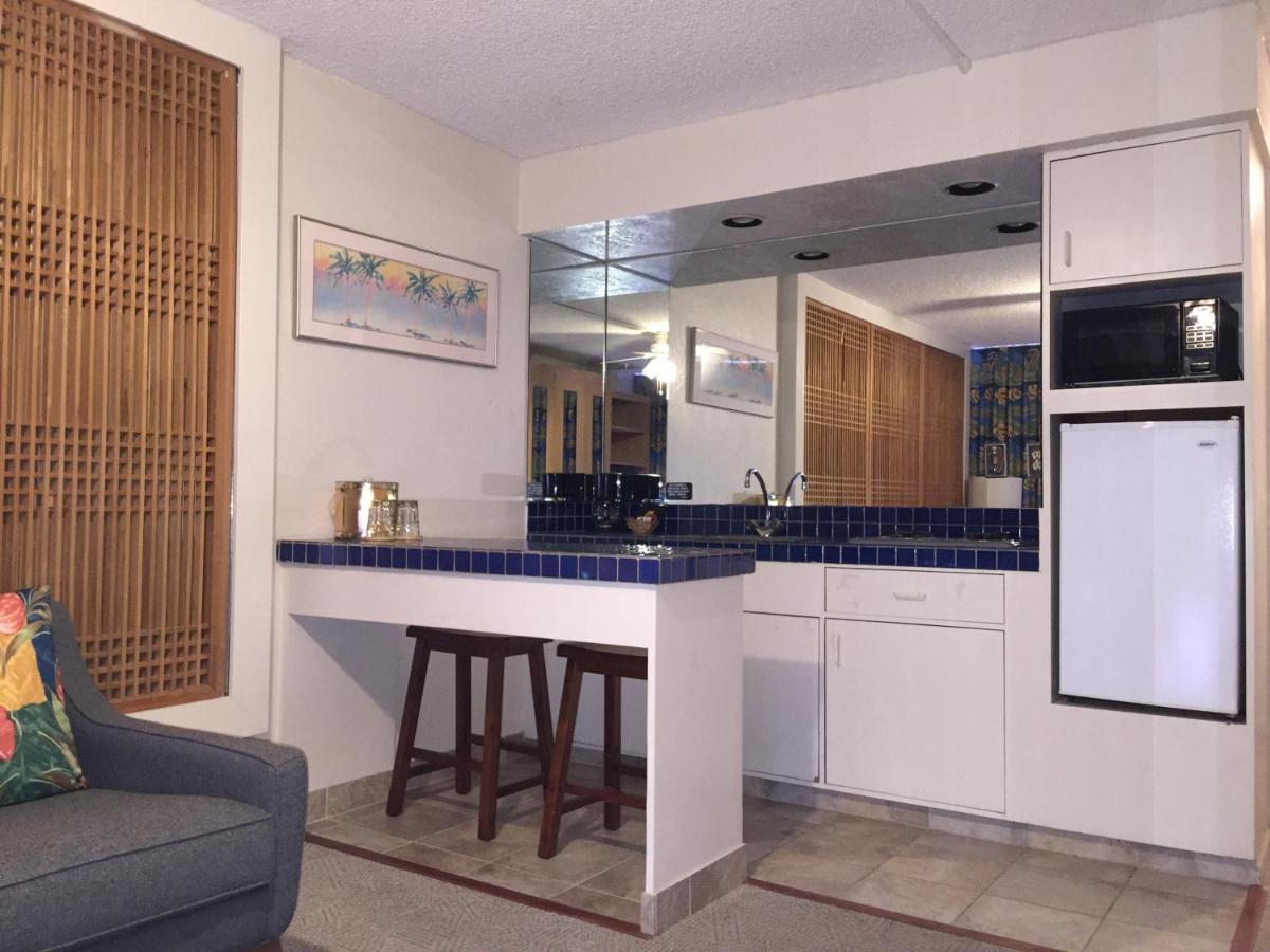 | Kuhio Banyan Hotel (with Kitchenettes)