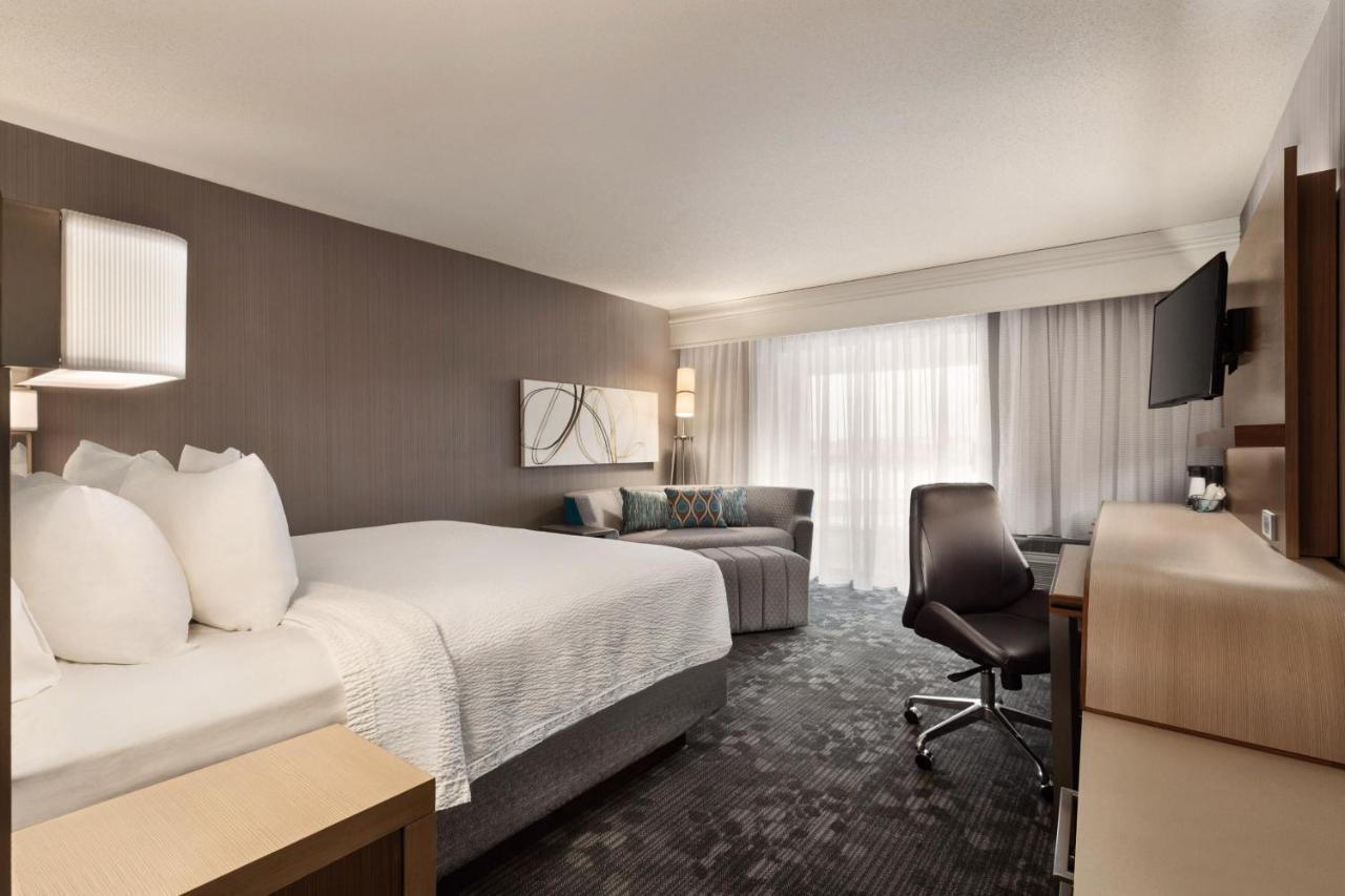King Room with Sofa Bed - Non-Smoking at Courtyard by Marriott Topeka