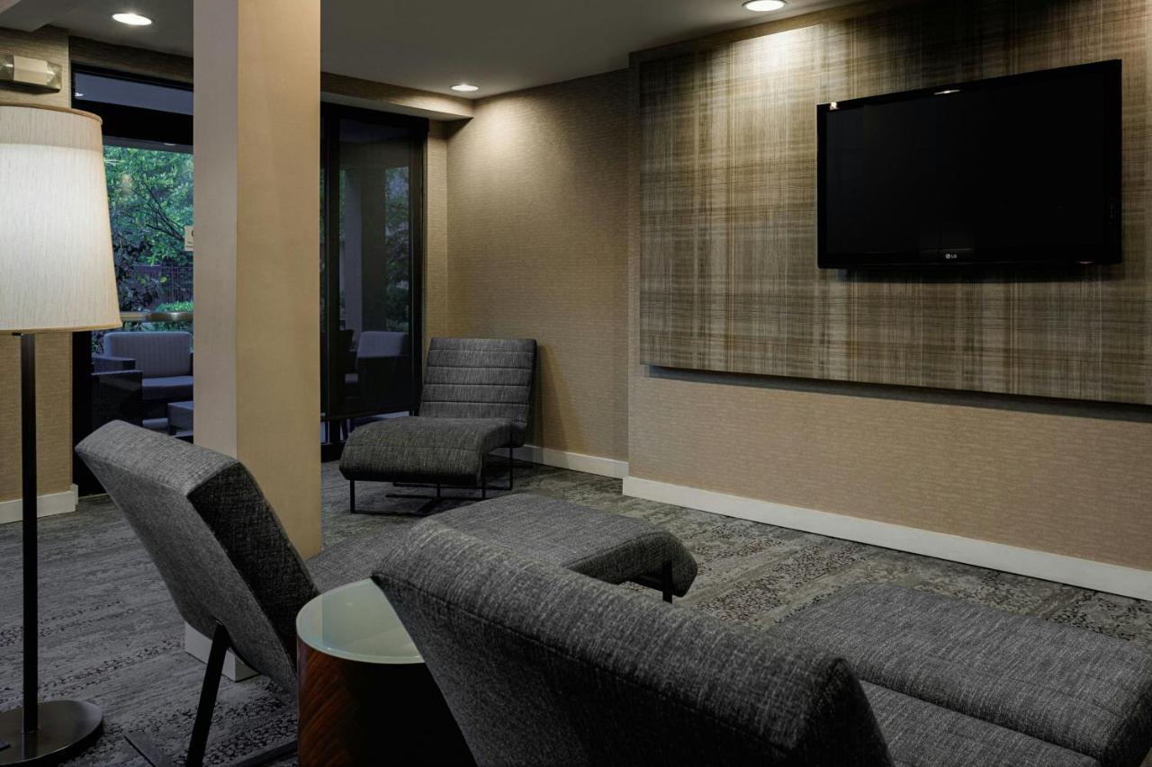 | Courtyard by Marriott Springfield