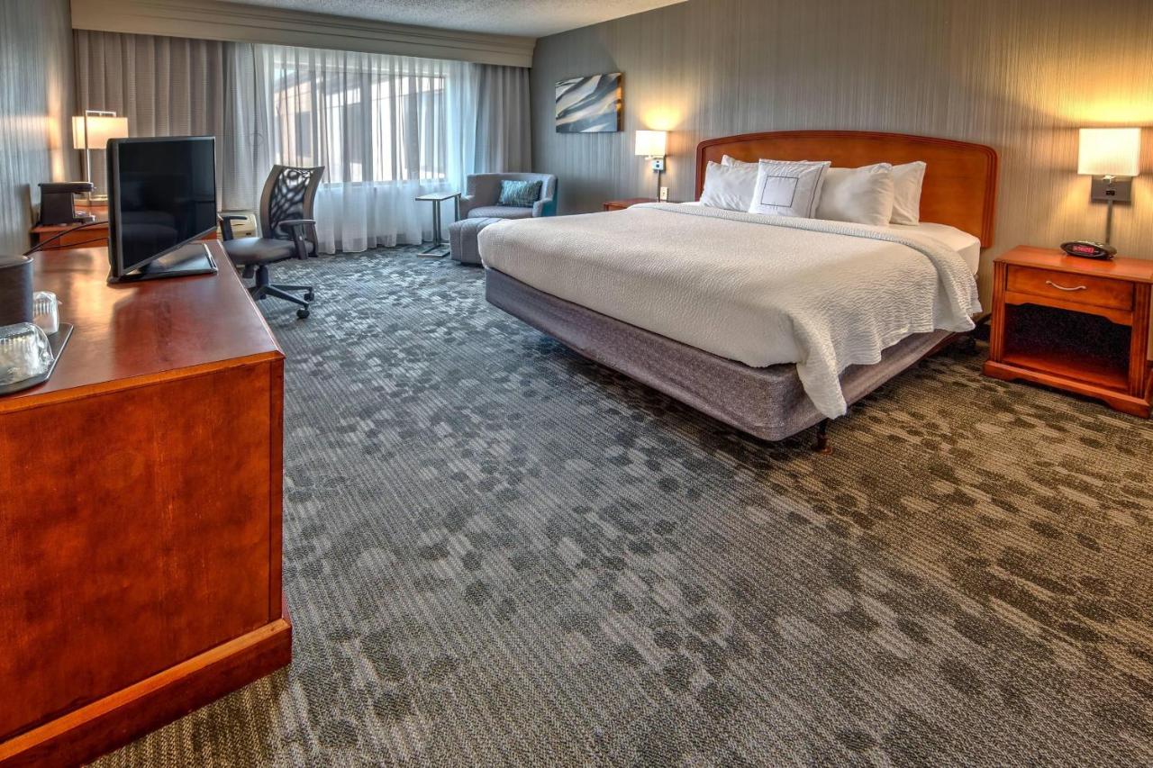 King Room with Sofa Bed at Courtyard by Marriott Springfield
