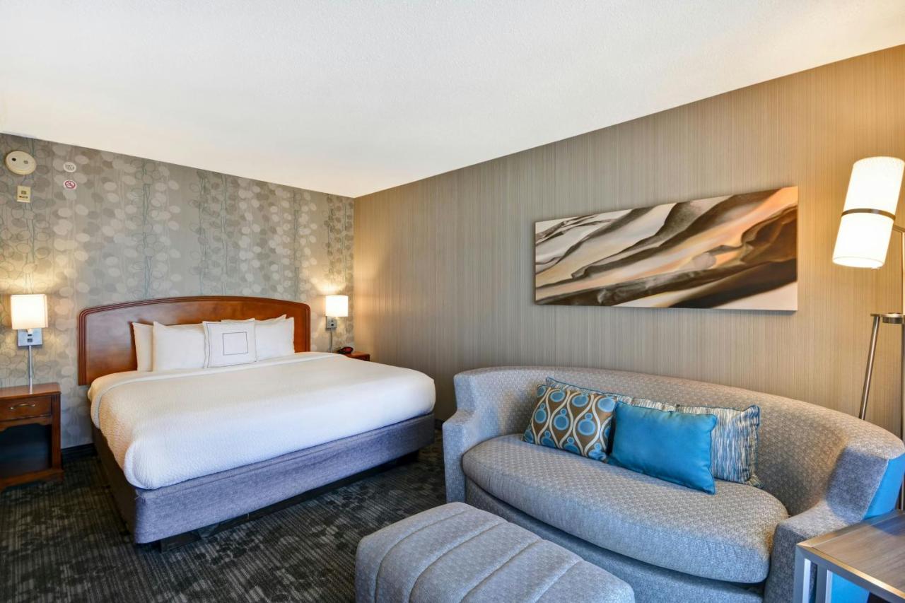 King Room with Sofa Bed at Courtyard by Marriott Springfield