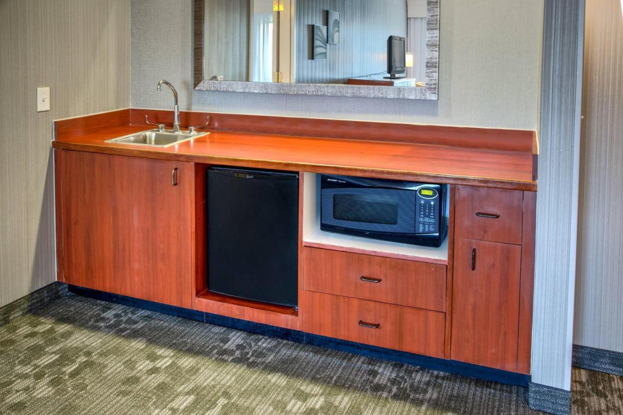 King Suite with Sofa Bed at Courtyard by Marriott Springfield