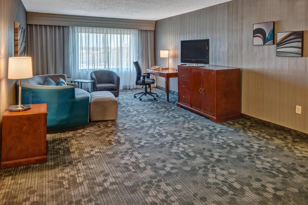 King Suite with Sofa Bed at Courtyard by Marriott Springfield