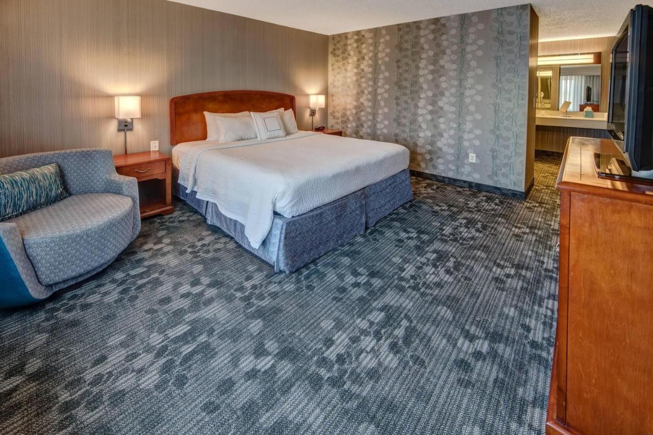 King Suite with Sofa Bed at Courtyard by Marriott Springfield