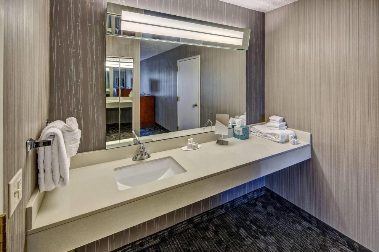 King Suite with Sofa Bed at Courtyard by Marriott Springfield