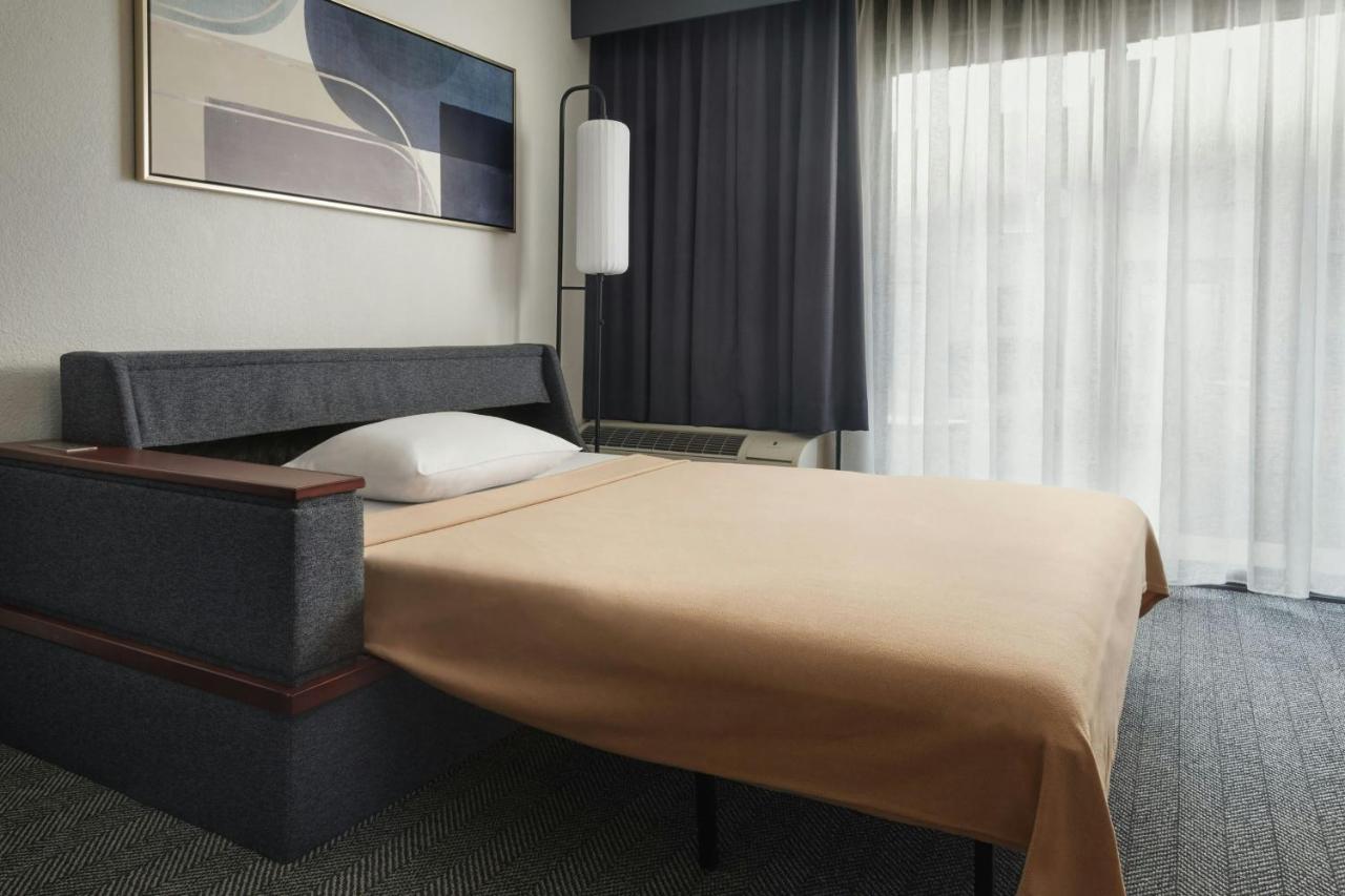 | Courtyard by Marriott New Carrollton