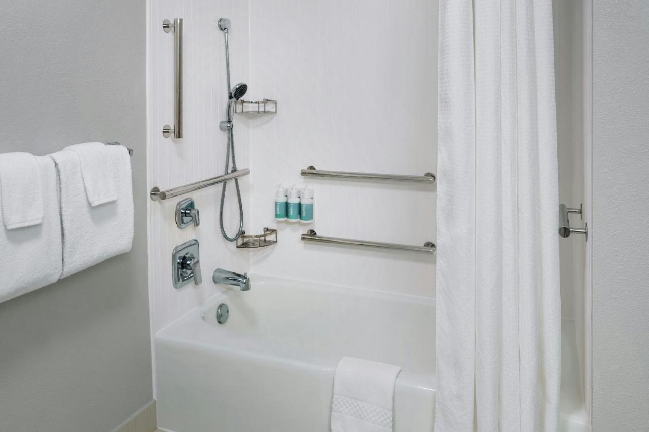 | Courtyard by Marriott New Carrollton