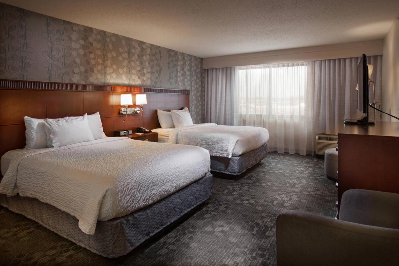 One-Bedroom Queen Suite with Courtyard View at Courtyard by Marriott Fayetteville