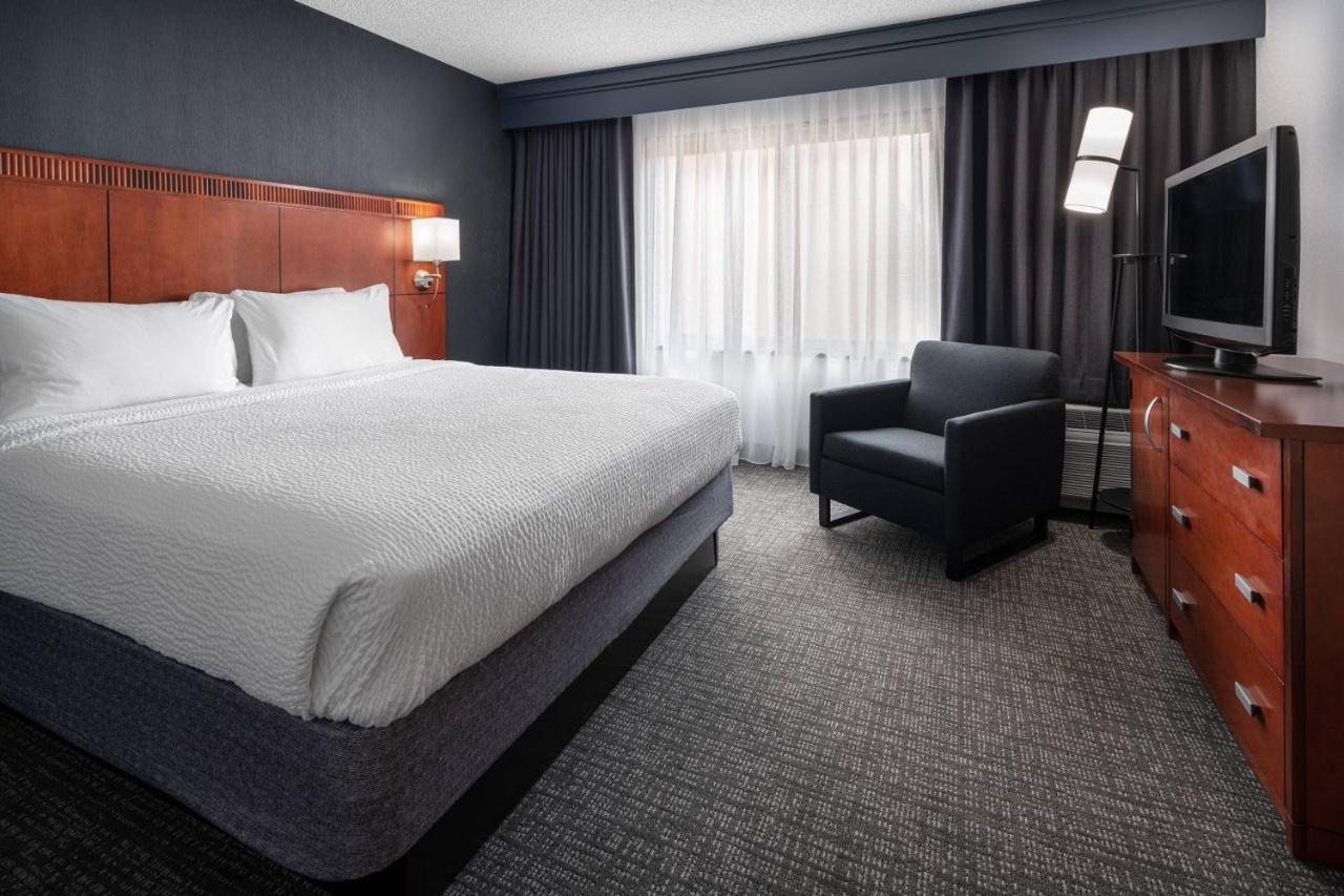 King Room with Sofa Bed at Courtyard by Marriott Pleasanton