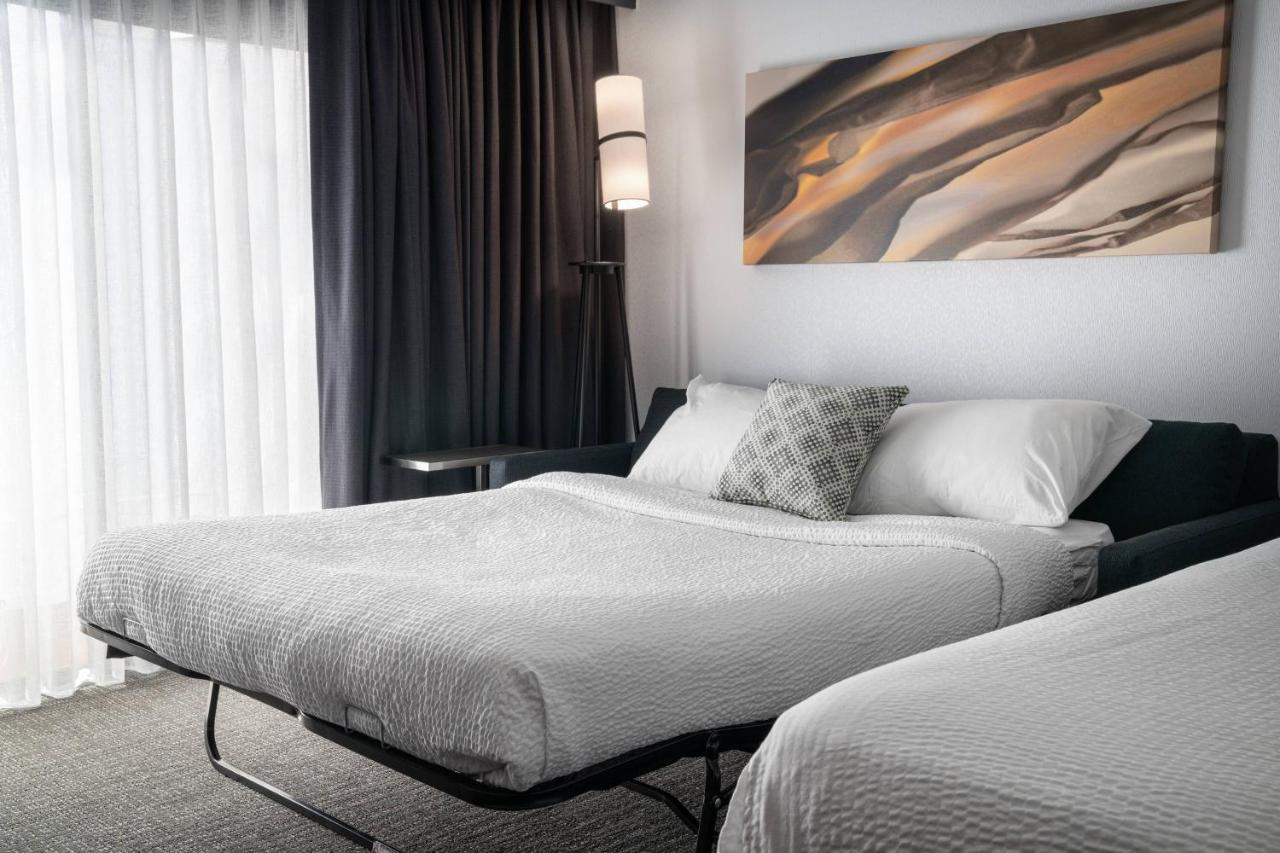 King Room with Sofa Bed at Courtyard by Marriott Pleasanton