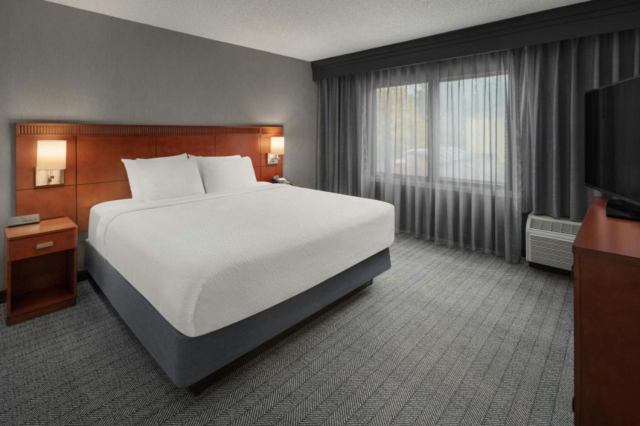 King Suite with Sofa Bed at Courtyard by Marriott Portland Beaverton