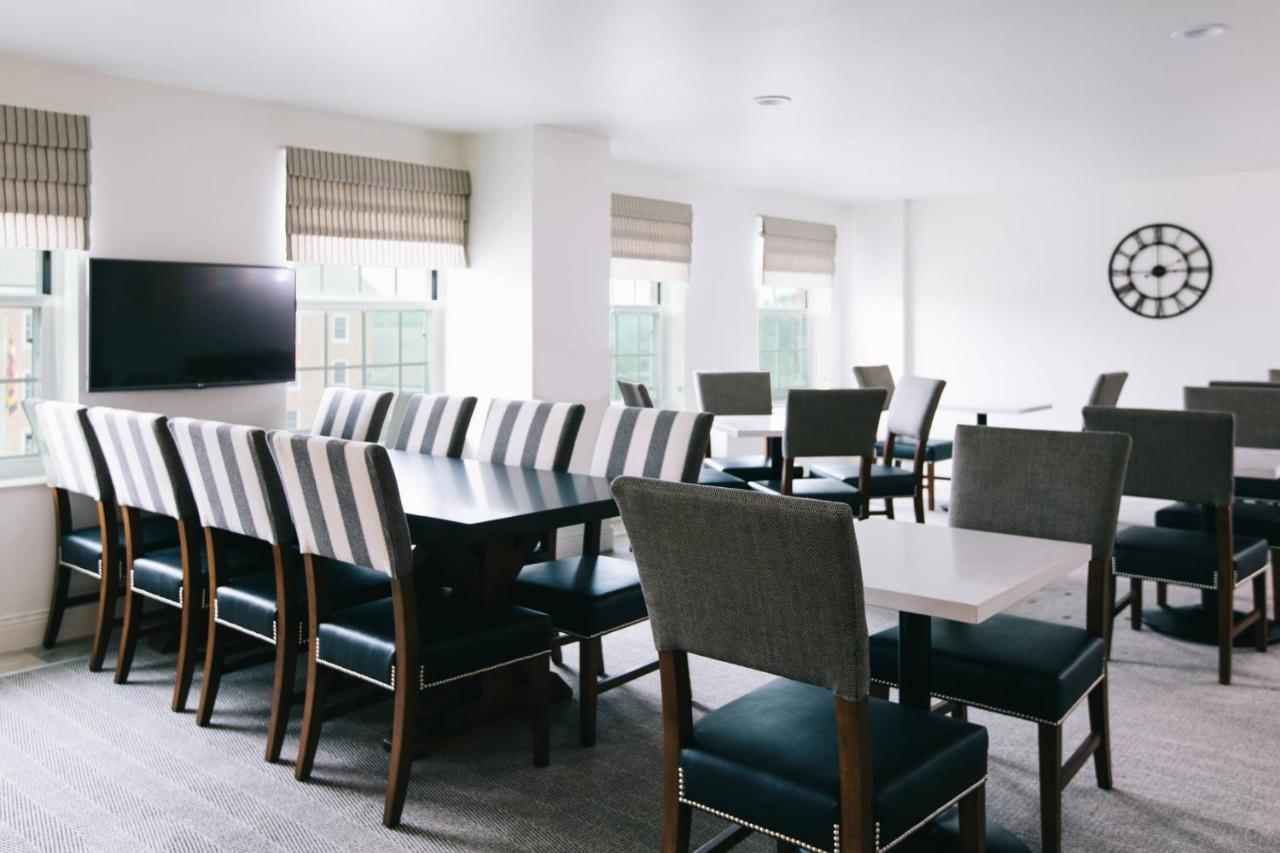 King or Queen Room - Concierge Level at College Park Marriott Hotel & Conference Center