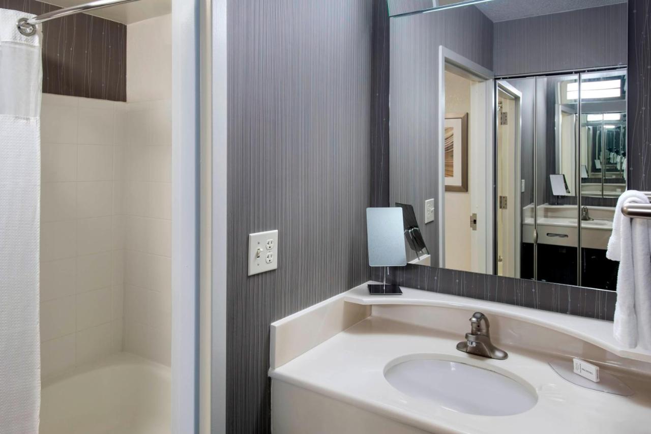 | Courtyard by Marriott Lebanon