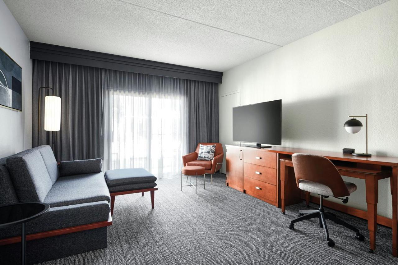 | Courtyard by Marriott St Louis Westport Plaza