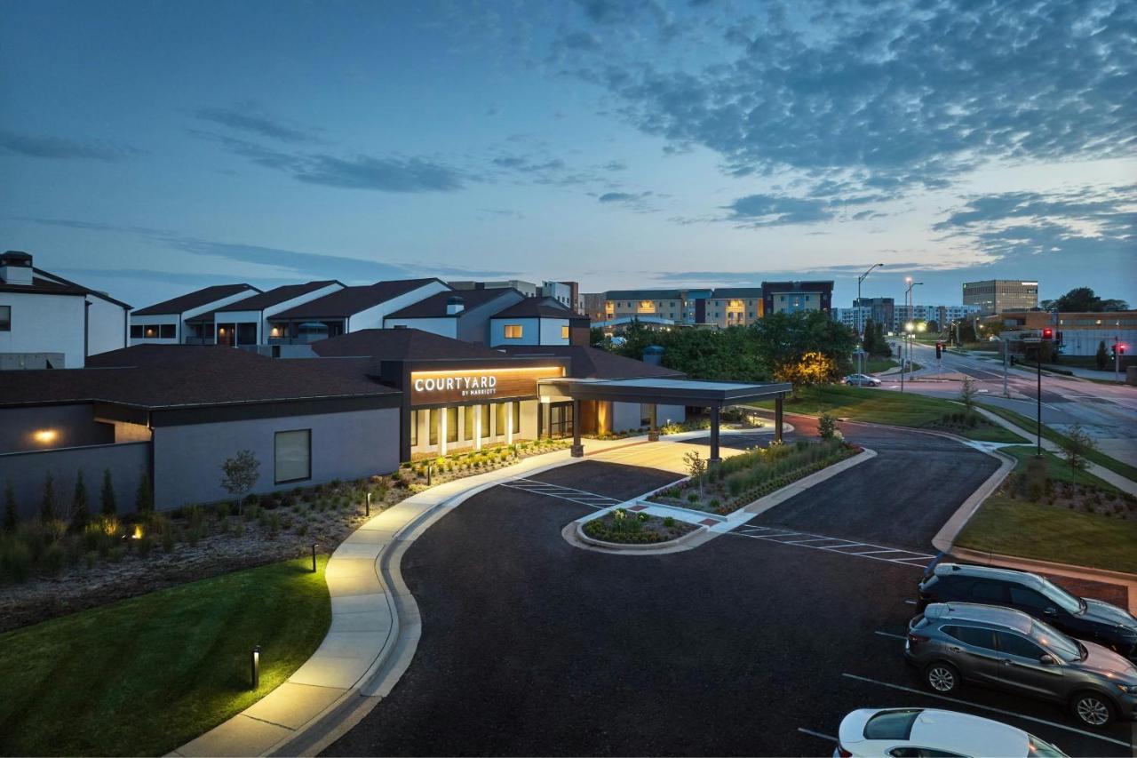 | Courtyard by Marriott St Louis Westport Plaza
