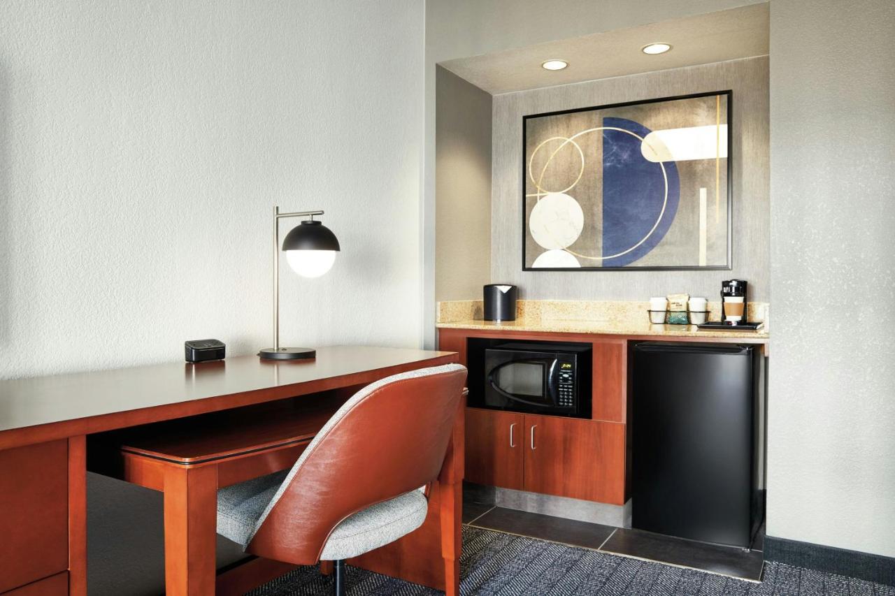 | Courtyard by Marriott St Louis Westport Plaza
