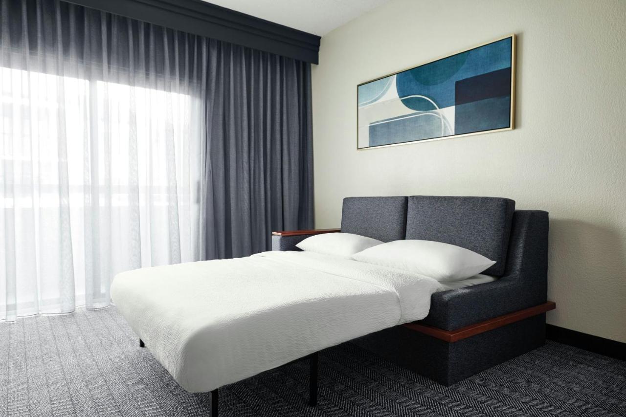 | Courtyard by Marriott St Louis Westport Plaza