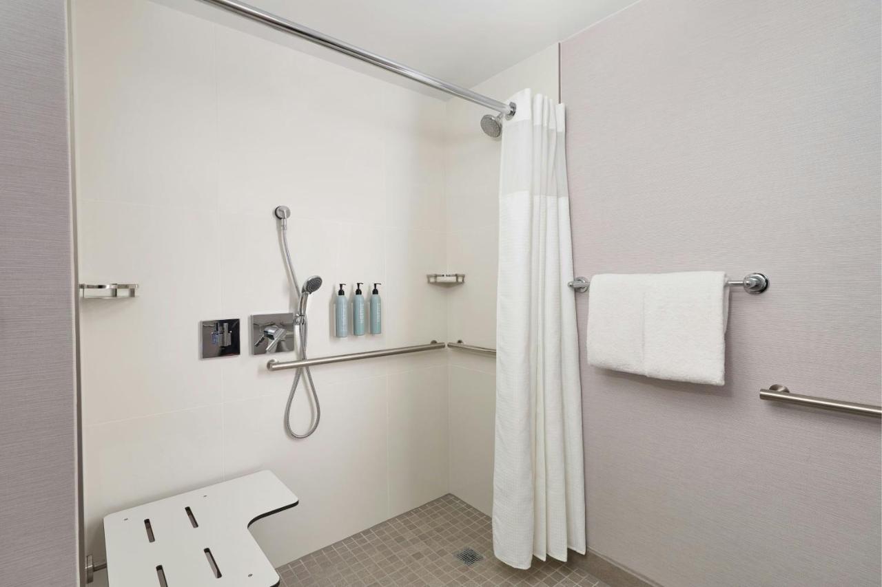 | Courtyard by Marriott St Louis Westport Plaza