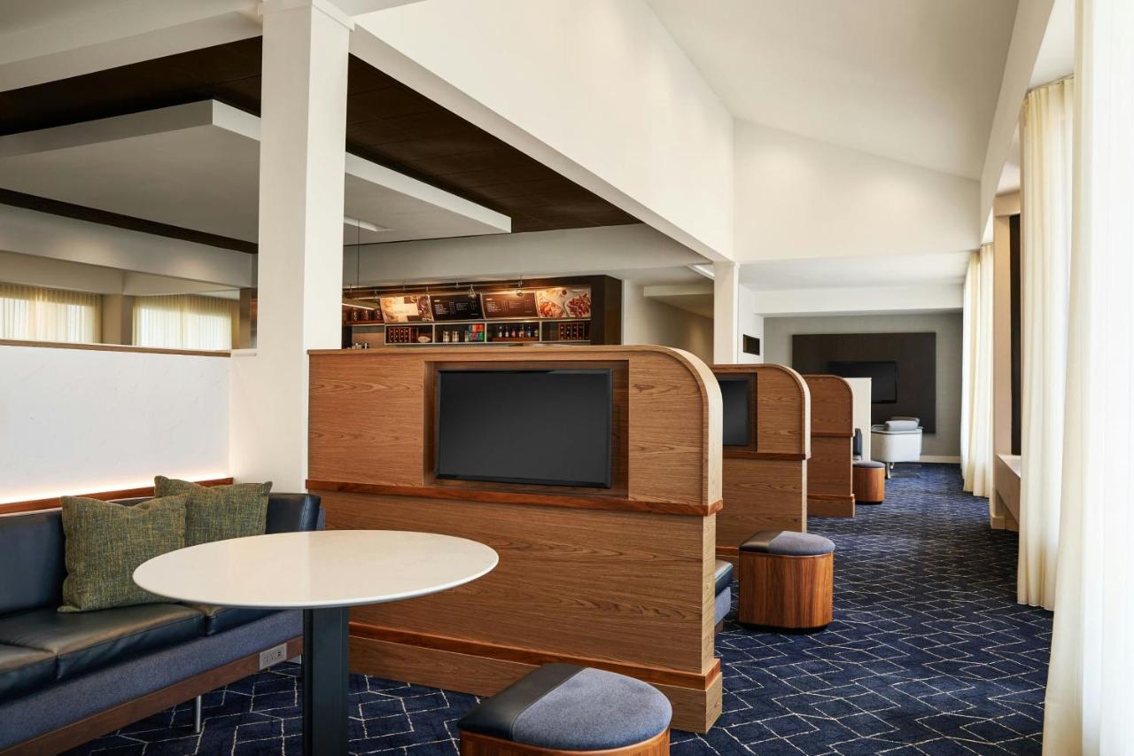 | Courtyard by Marriott St Louis Westport Plaza