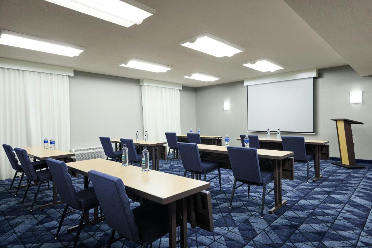 | Courtyard by Marriott St Louis Westport Plaza