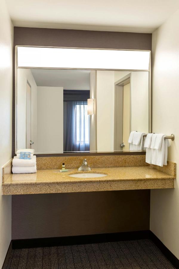 | Courtyard by Marriott Madison West Middleton
