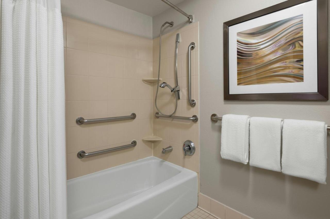 | Courtyard by Marriott Rockford