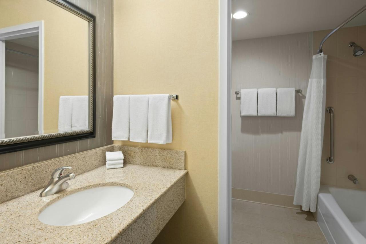 | Courtyard by Marriott Rockford