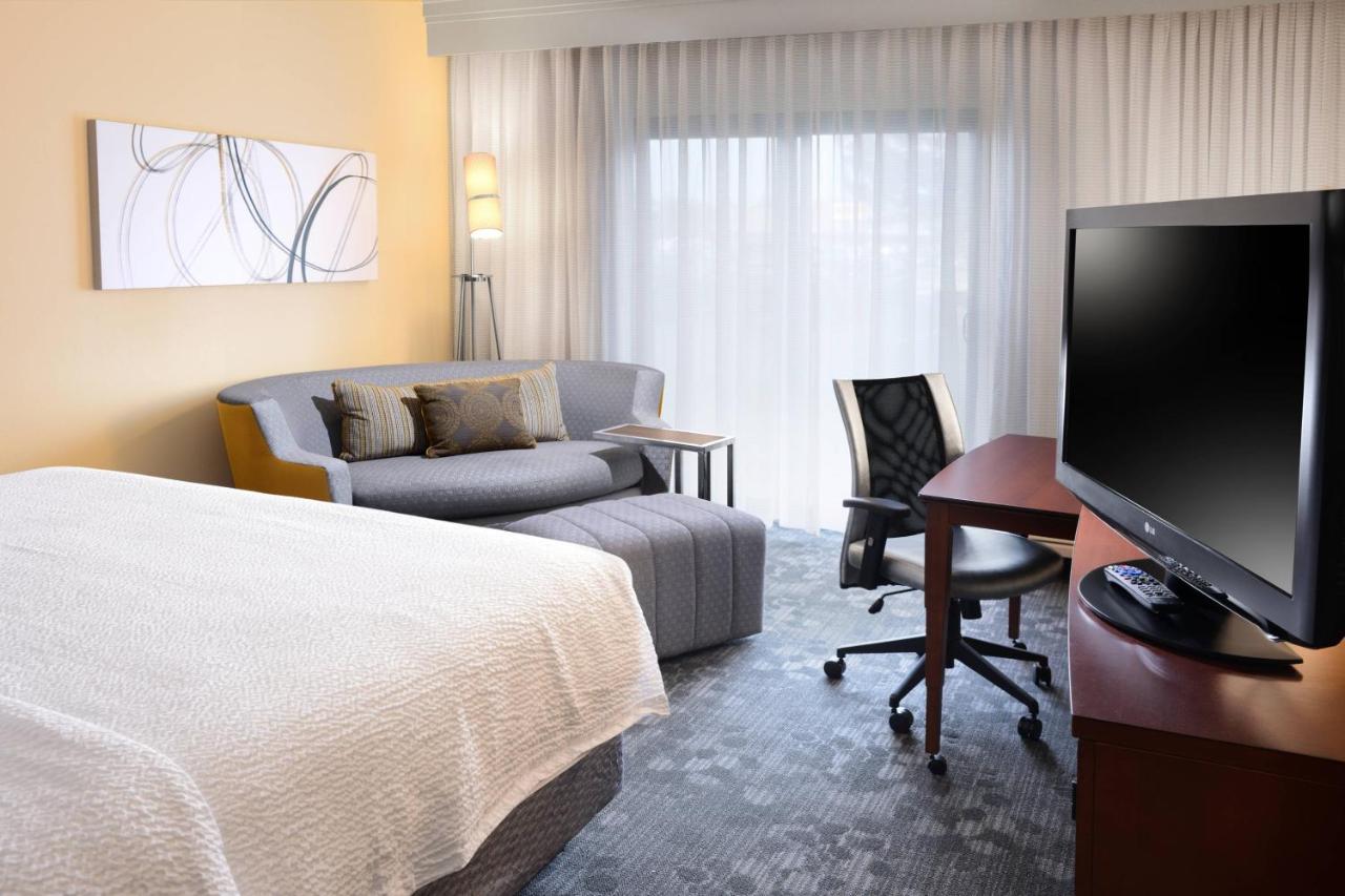 Guest room, 1 King, 1 Sofa bed at Courtyard by Marriott Oklahoma City Airport