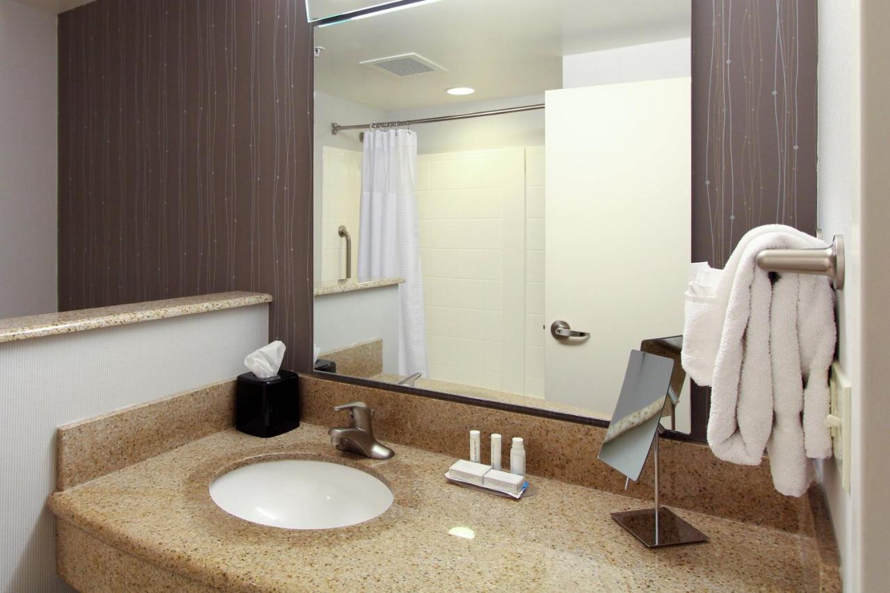 | Courtyard Salina