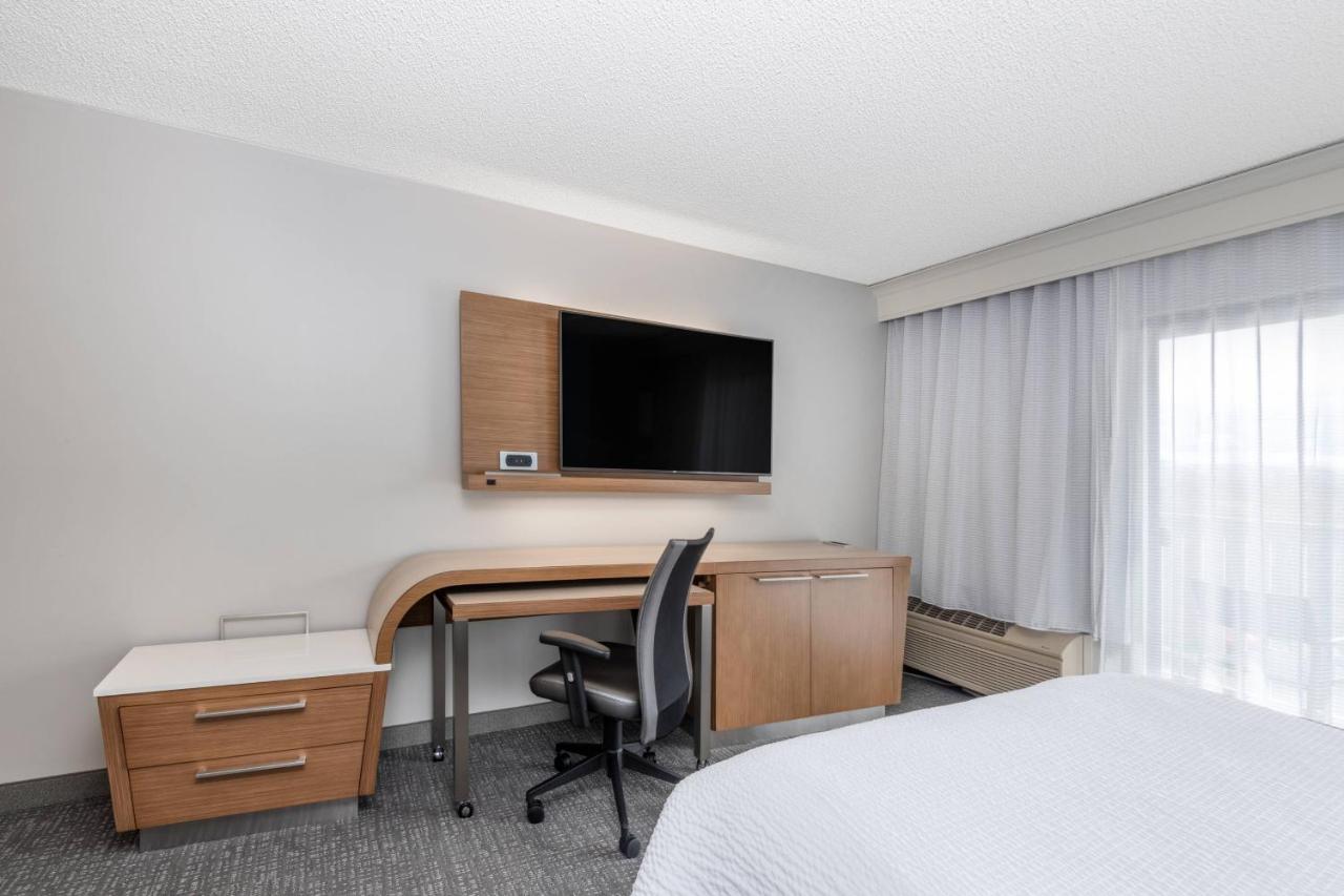 Queen Room with Two Queen Beds and Balcony at Courtyard by Marriott Reno