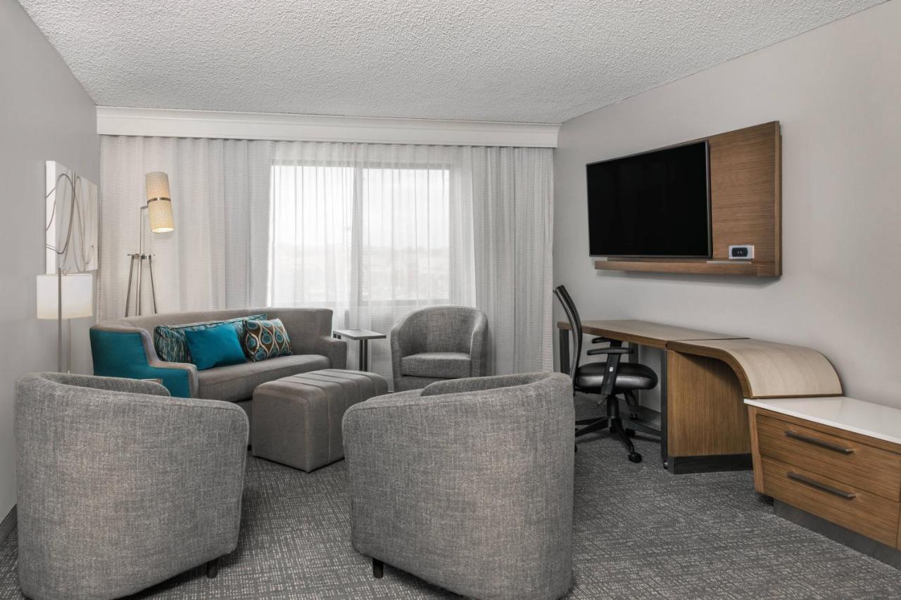 1 Bedroom 2 room Suite, 1 King, Sofa bed at Courtyard by Marriott Reno