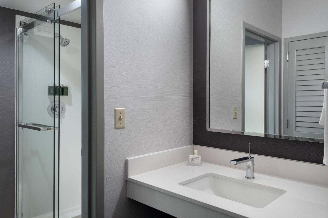 Queen Room at Courtyard by Marriott Poughkeepsie