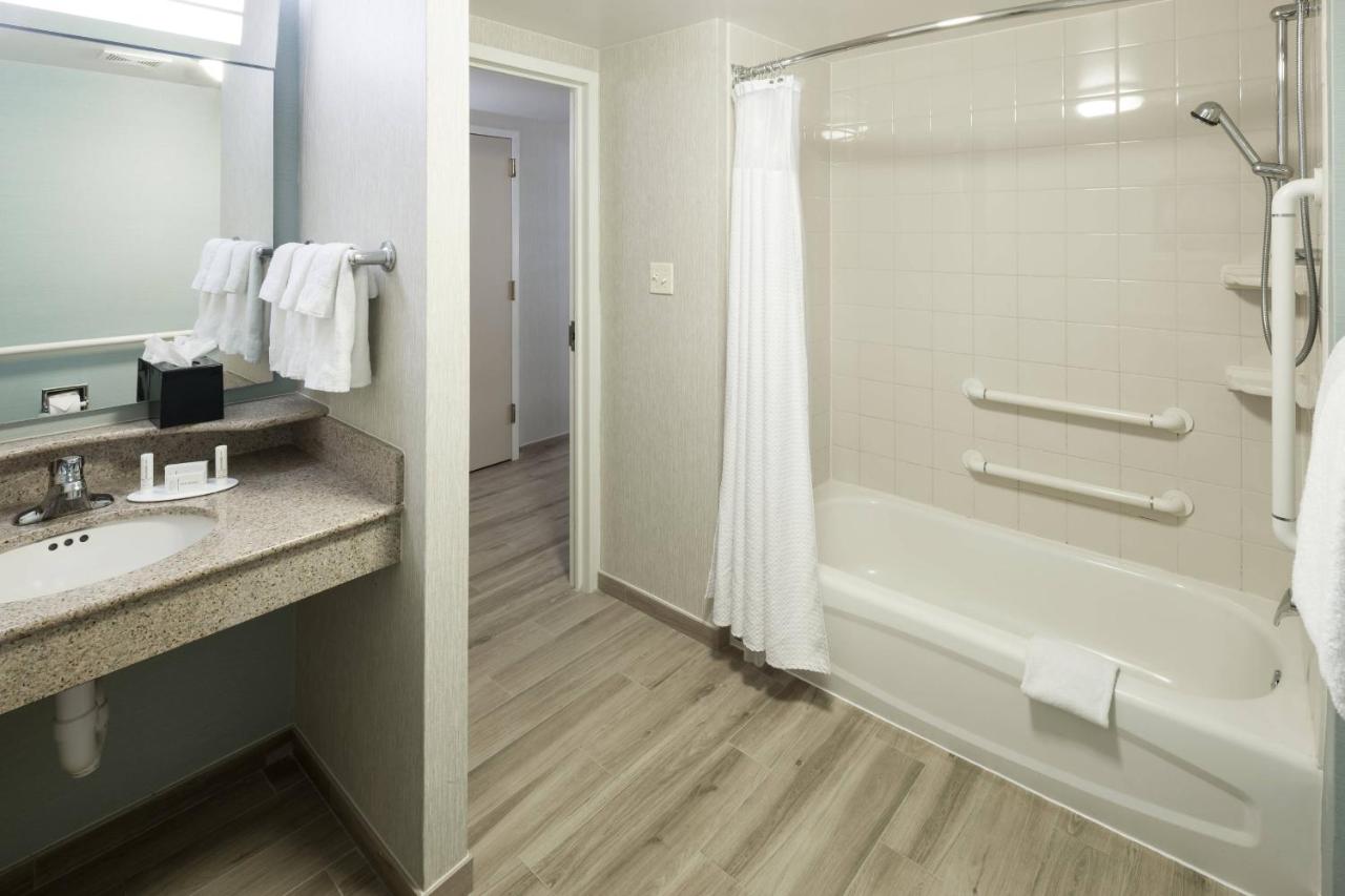 One-Bedroom King Suite - Oceanfront at Courtyard by Marriott Virginia Beach Oceanfront/North 37th Street