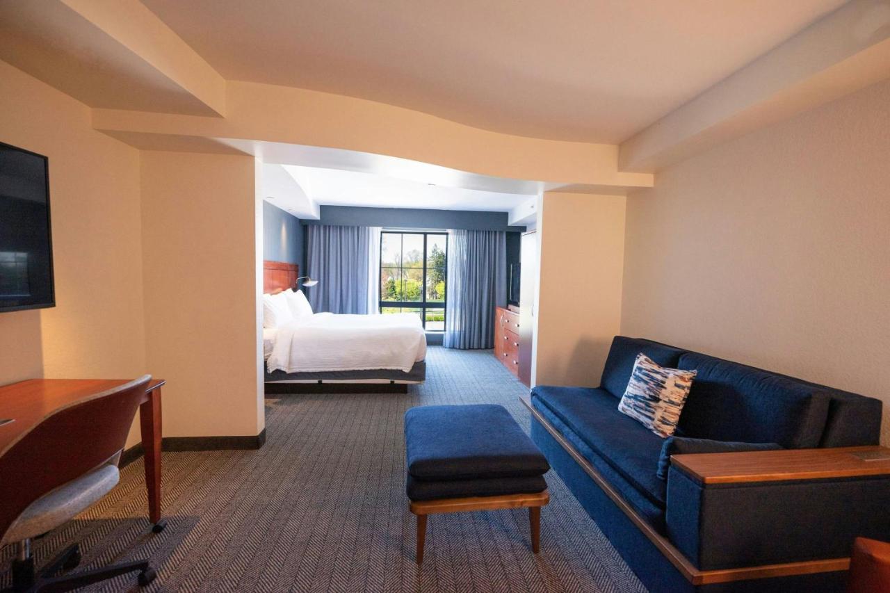 | Courtyard by Marriott Philadelphia Springfield
