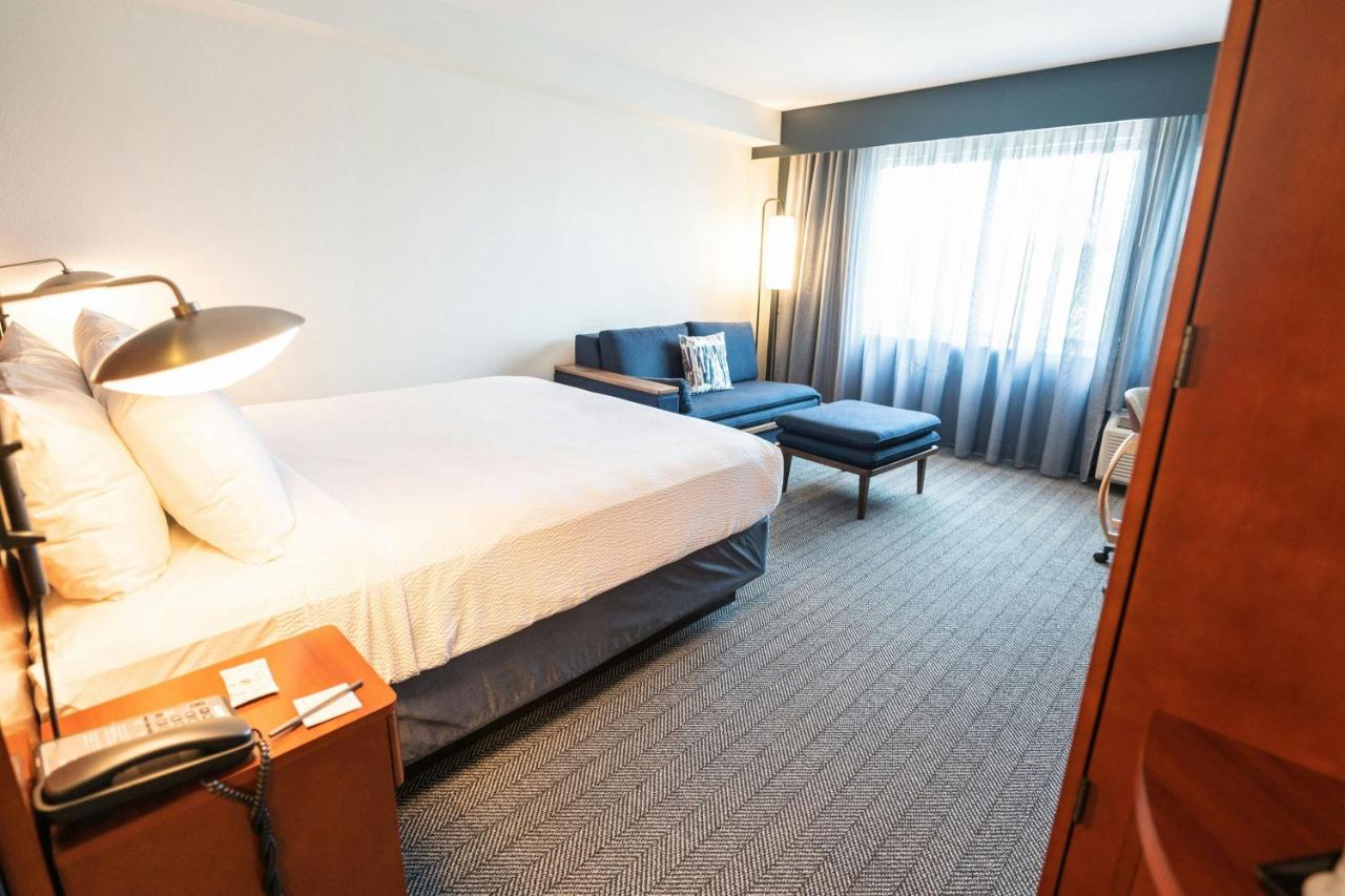 | Courtyard by Marriott Philadelphia Springfield