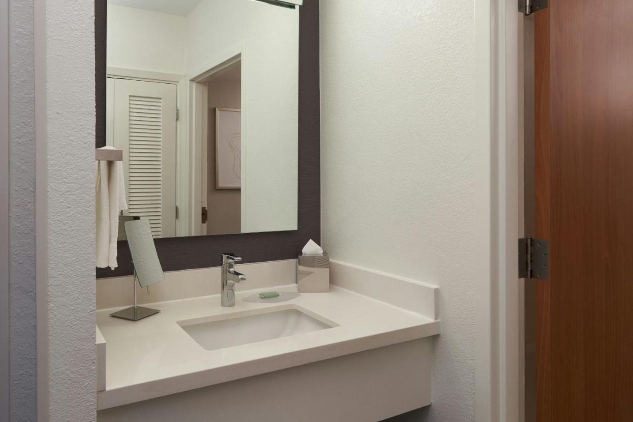 Deluxe, Guest room, 2 Queen, Balcony at Courtyard by Marriott Fort Lauderdale Weston