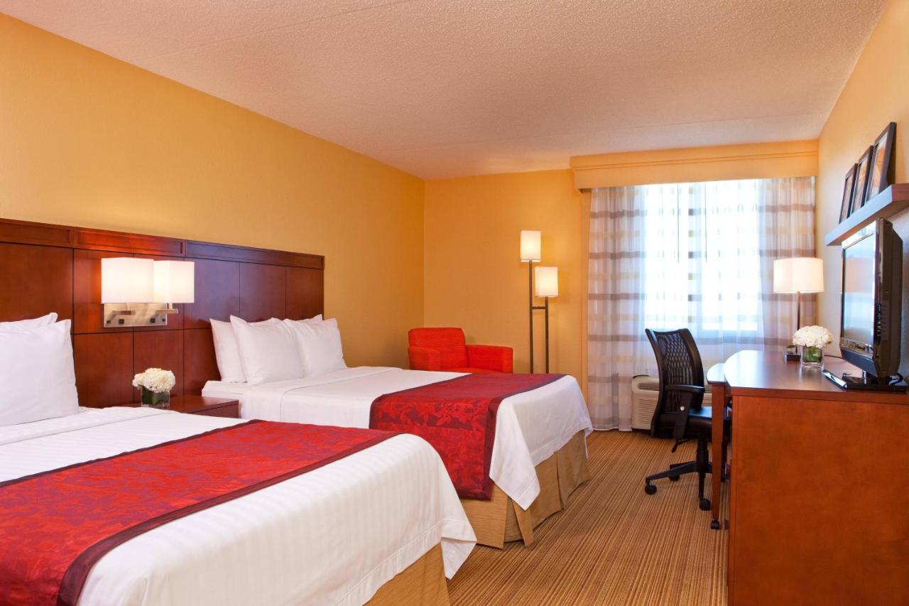 Double Room with Two Double Beds at Hotel Pentagon South