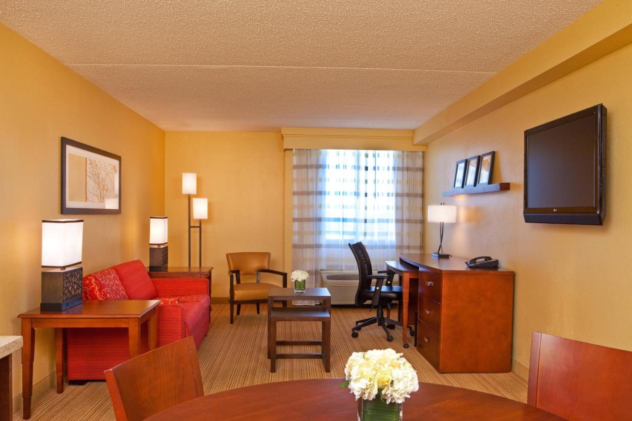 King Suite with Sofa Bed at Hotel Pentagon South