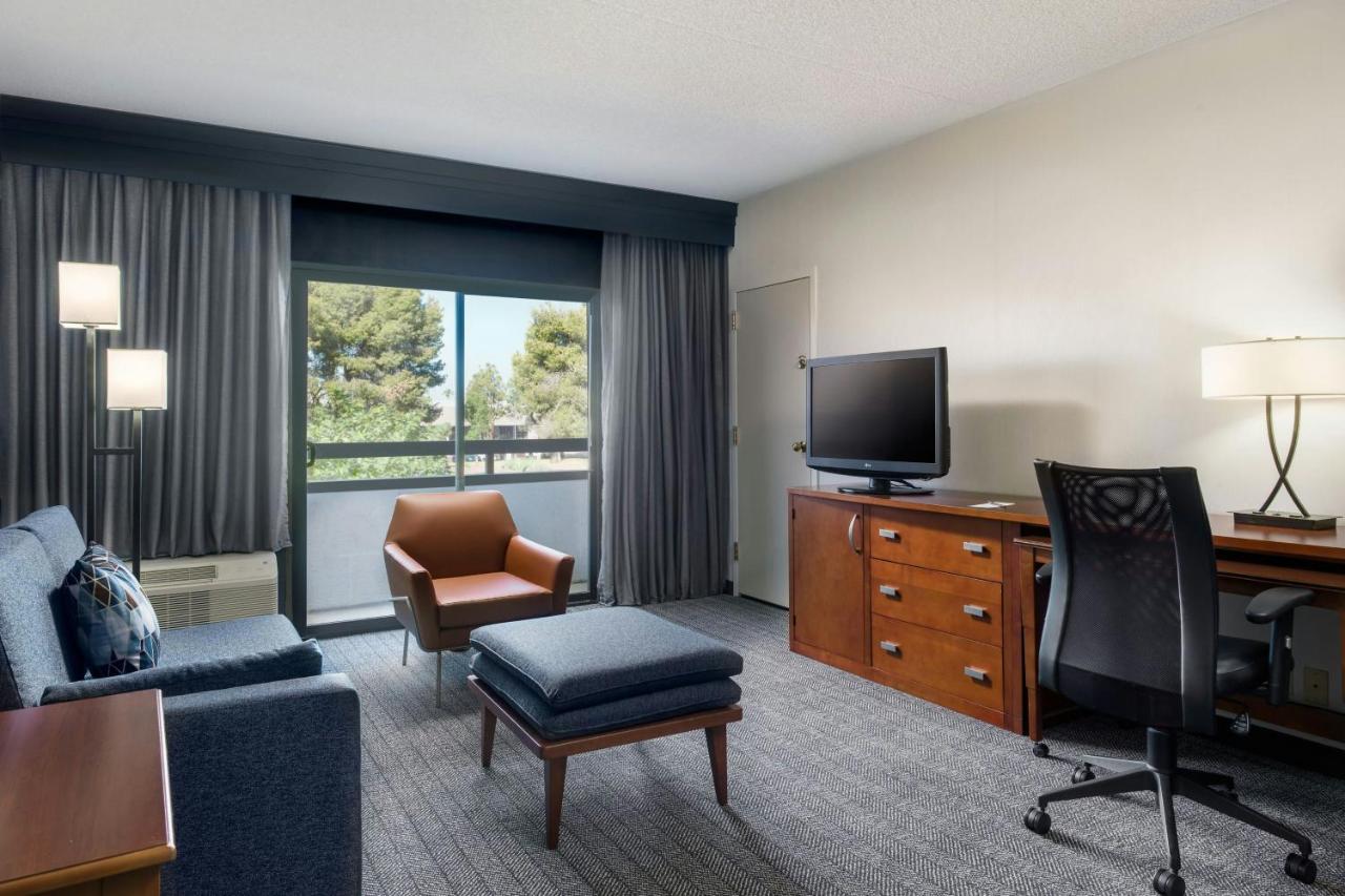 1 Bedroom Suite, 1 King, Sofa bed at Courtyard by Marriott Phoenix Airport