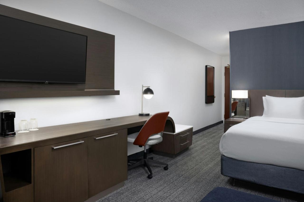 King Room with Sofa Bed at Courtyard by Marriott Lakeland