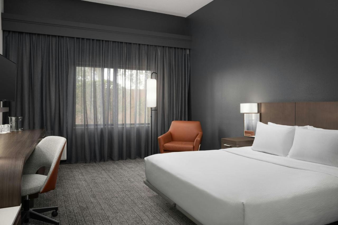King Room with Sofa Bed at Courtyard by Marriott Lakeland
