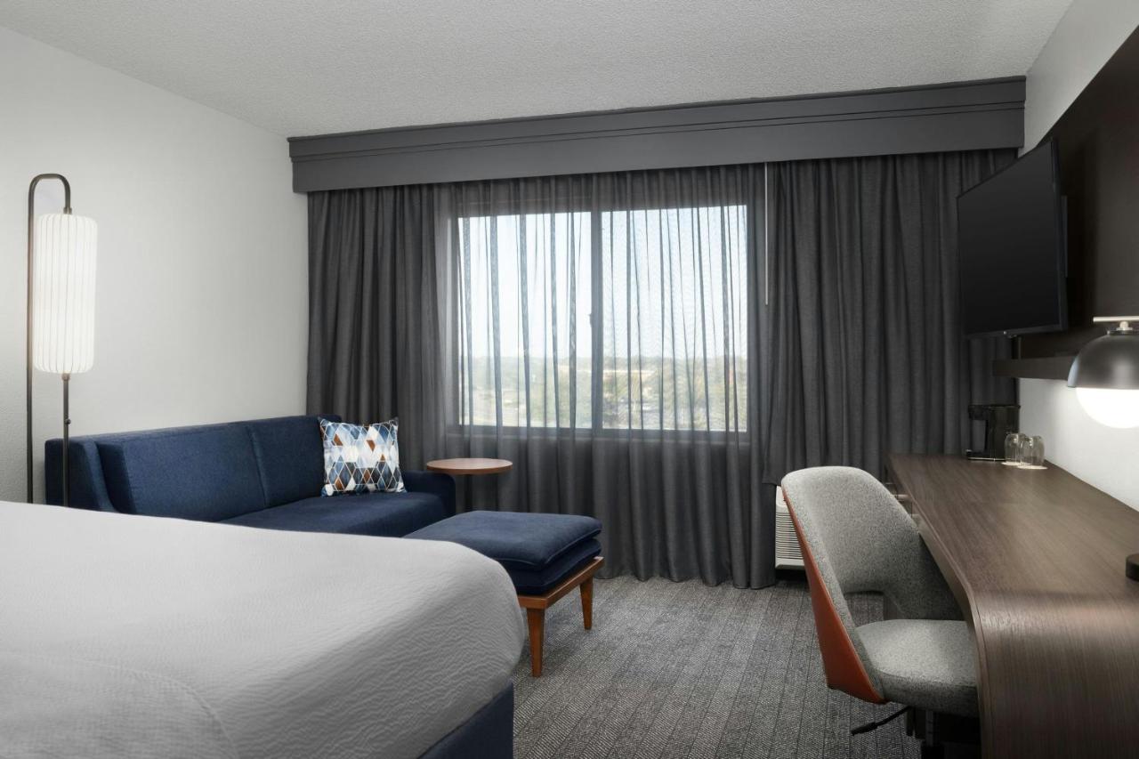 King Room with Sofa Bed at Courtyard by Marriott Lakeland