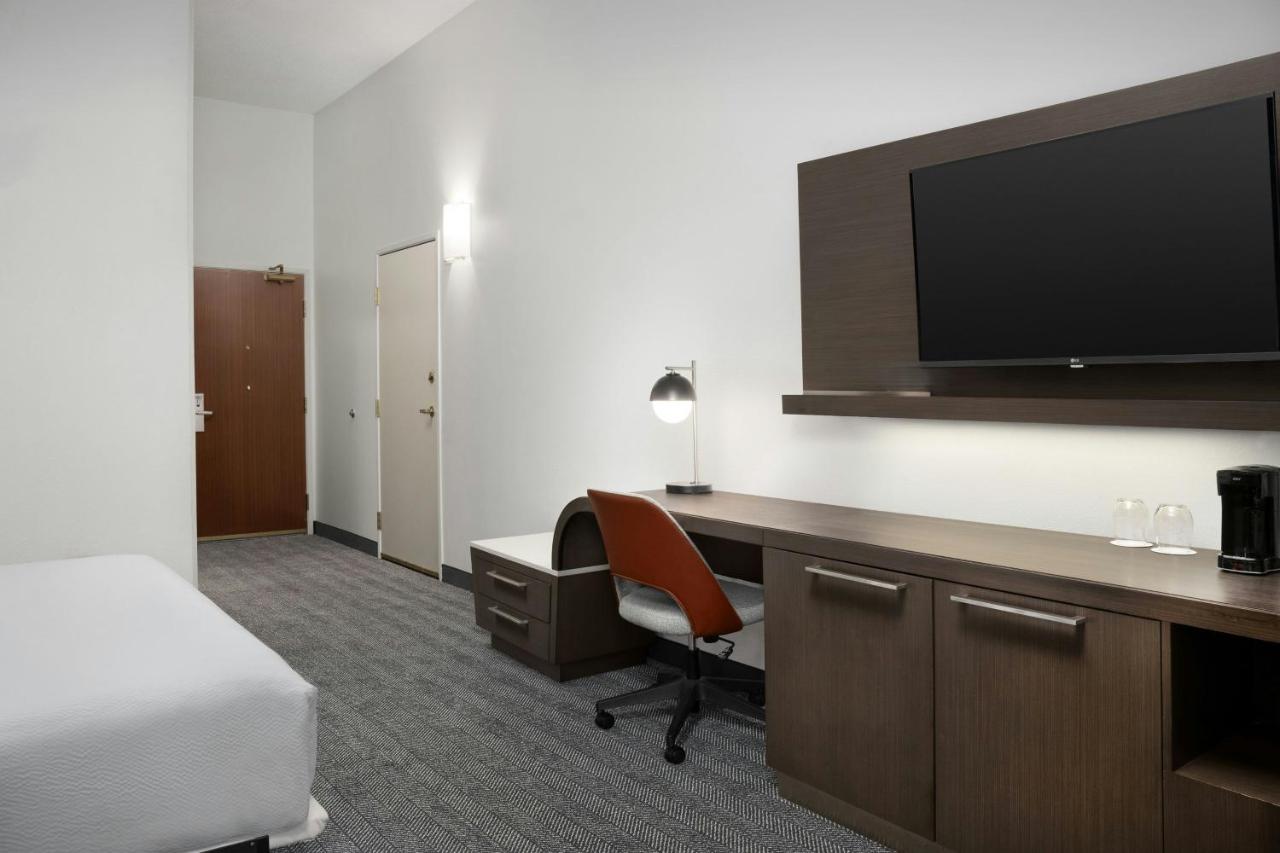 King Room with Sofa Bed at Courtyard by Marriott Lakeland