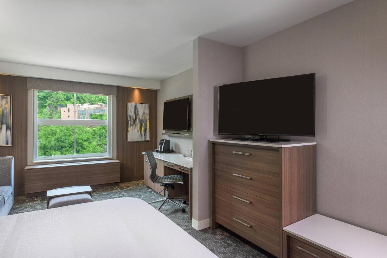 Superior King Room at Courtyard by Marriott Edgewater NYC Area