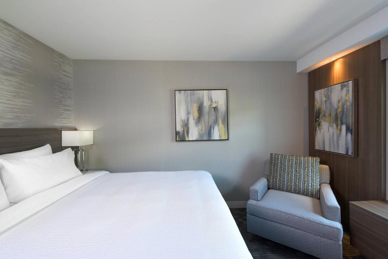 Deluxe King Room at Courtyard by Marriott Edgewater NYC Area