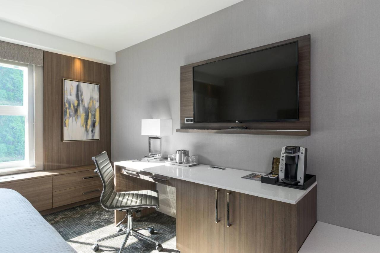 Deluxe King Room at Courtyard by Marriott Edgewater NYC Area