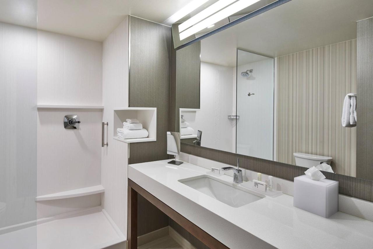 Guest room, 1 King, Sofa bed at Courtyard by Marriott Albany Airport